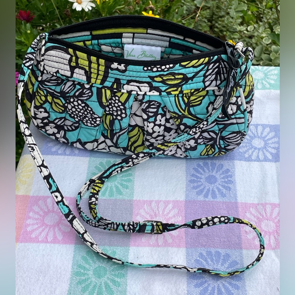 EUC Vera Bradley Retired Pattern Island Blooms Crossbody/shoulder bag